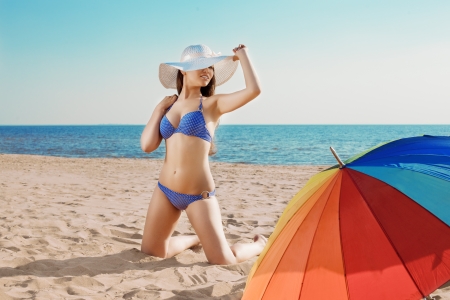 Beautiful woman with a drink in hand on a beach in the sun
の写真素材