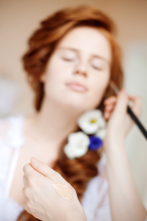 Stylist makes makeup bride on the wedding day
の写真素材