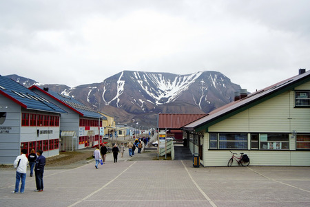 Roadway signpost in Longyearby Svalbard Norway.のeditorial素材