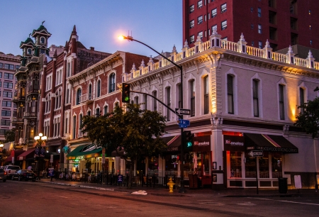 Nightlife, shops and restaurants on Fifth Avenue  in the Gaslamp Quarter Historic District, in downtown San Diego, California,のeditorial素材