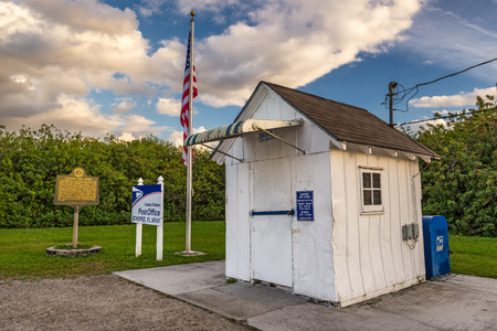 OCHOPEE, FLORIDA - JANUARY 14, 2015: Smallest Post Office in the United States. It used to be a storage facility for irrigation pipes and became a post office in 1953.のeditorial素材