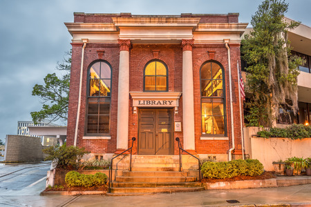 TALLAHASSEE, FLORIDA - JANUARY 16, 2015 : David S. Walker Library (also known as The University Library) in Tallahassee. It serves as the meeting place for the board of Springtime Tallahassee.のeditorial素材