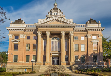 VALDOSTA, GEORGIA - JANUARY 17, 2015 : Lowndes County Courthouse in Valdosta.  It was added to the National Register of Historic Places on September 18, 1980.のeditorial素材