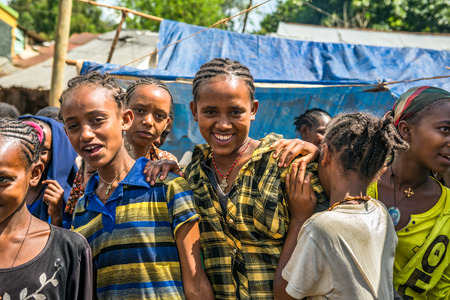 JIMMA, ETHIOPIA - MAY 2, 2015 : Young ethiopian girls at a popular local market  in Jimma.のeditorial素材