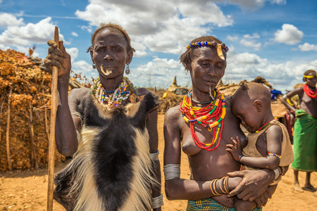 OMO VALLEY, ETHIOPIA - MAY 6, 2015 : Tribal chief, his wife and her baby from the African tribe Dasanesh in their village.のeditorial素材