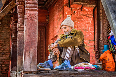 KATHMANDU, NEPAL - OCTOBER 20, 2015 : Elderly man begging at Pashupatinath Temple complex in Kathmanduのeditorial素材