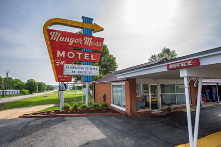 LEBANON, MISSOURI, USA - MAY 11, 2016 : Munger Moss Motel and vintage neon sign on historic Route 66 in Missouri.のeditorial素材