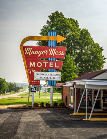 LEBANON, MISSOURI, USA - MAY 11, 2016 : Munger Moss Motel and its vintage neon sign on historic Route 66 in Missouri.のeditorial素材