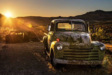 COOL SPRINGS, ARIZONA, USA - MAY 19, 2016: Summer sunset above car wrecks in the Mojave desert on historic route 66. Hdr processed.のeditorial素材