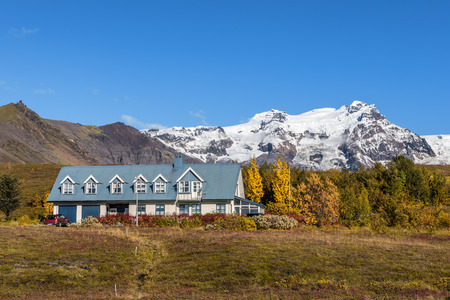 SKAFTAFELL, ICELAND - SEPTEMBER 27, 2016 : Landscape with an icelandic home and snowy mountains in the background.のeditorial素材
