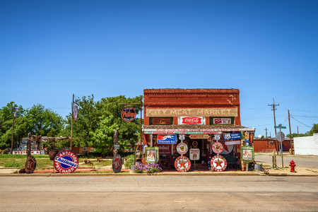 ERICK, OKLAHOMA, USA - MAY 12, 2016 : Sandhills Curiosity Shop located in Erick's oldest building - the City Meat Market. It is a large collection of crazy Route 66 memorabilia.のeditorial素材