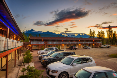 VALEMOUNT, CANADA - JUNE 29, 2017 : Summer sunset above canadian Rocky Mountains and the Rocky Inn in Valemount.のeditorial素材