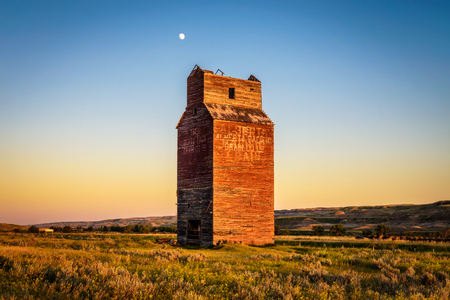 DOROTHY, ALBERTA, CANADA - JULY 6, 2017 : Abandoned grain elevator in the ghost town of Dorothy in Canada at sunset.のeditorial素材