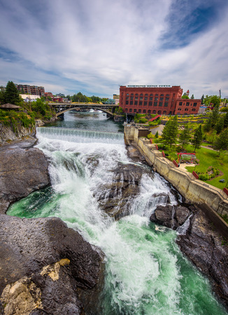 SPOKANE, WASHINGTON, USA - JULY 4, 2017 : Falls and the Washington Water Power building along the Spokane river viewed from the Monroe Street Bridge, in Spokane, Washington.のeditorial素材