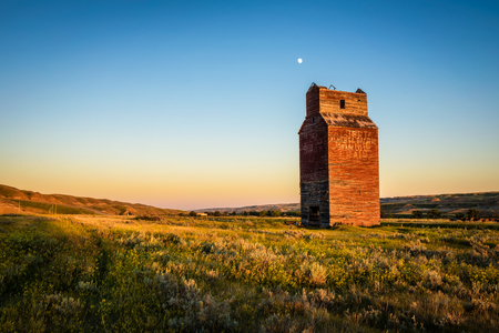Old grain elevator in the ghost town of Dorothyのeditorial素材