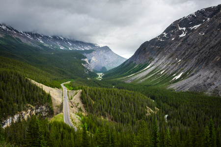 Scenic view of Icefields Parkway and Cirrus Mountain in Canadaの写真素材