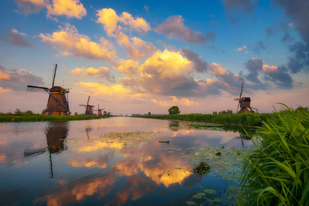 Sunset above old dutch windmills in Kinderdijk, Netherlandsの写真素材