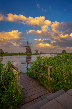 Sunset above old dutch windmills in Kinderdijk, Netherlandsの写真素材