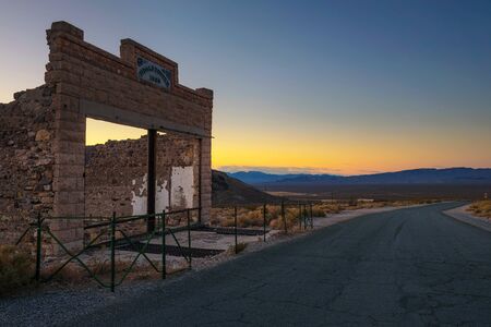 Sunset above building ruins in Rhyolite, Nevadaのeditorial素材