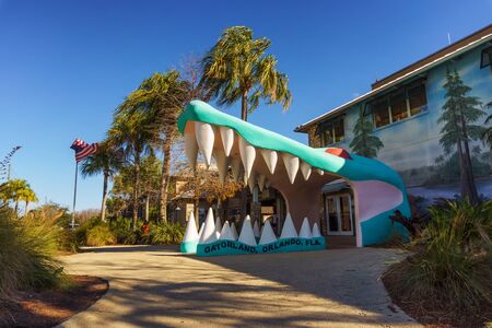 Large alligator head at the entrance to Gatorland theme Park in Orlando, Floridaのeditorial素材