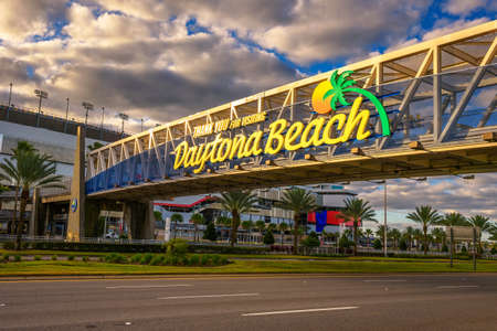 A welcome sign in Daytona Beach, Florida.のeditorial素材