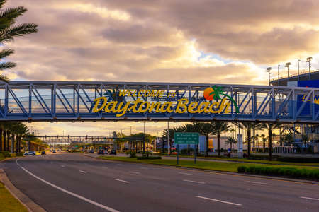A welcome sign in Daytona Beach, Florida.のeditorial素材