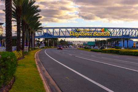 A welcome sign in Daytona Beach, Florida.のeditorial素材