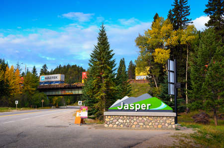 Welcome sign to the village of Jasper located within the Canadian Rockiesのeditorial素材
