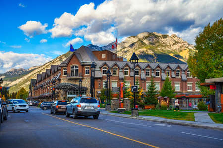 Scenic street view of Banff, Canada, with cars and Cascade Shops Shopping Mallのeditorial素材