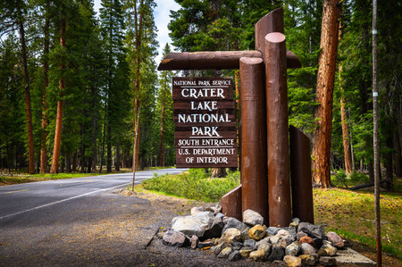 Welcome sign at the entrance to Crater Lake National Park in Oregonのeditorial素材