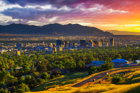 Salt Lake City skyline at sunset with Wasatch Mountains in the background, Utahの写真素材