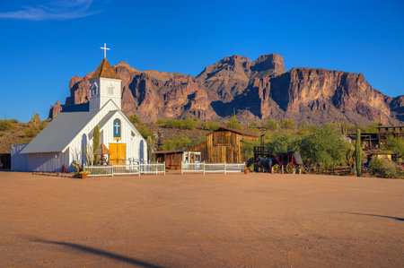 The Elvis Memorial Chapel stands against the backdrop of the Superstition Mountains in Apache Junction, Arizona, showcasing historic charm in a desert landscape.の写真素材