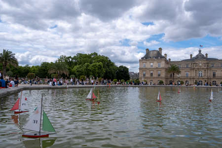 PARIS, FRANCE - JUNE 6, 2022: Tourists relaxing in Luxembourg Garden (Jardin du Luxembourg),second largest Public Park in Paris.のeditorial素材