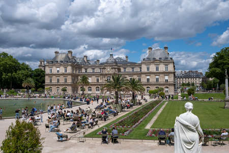 PARIS, FRANCE - JUNE 6, 2022: Tourists relaxing in Luxembourg Garden (Jardin du Luxembourg),second largest Public Park in Paris.のeditorial素材