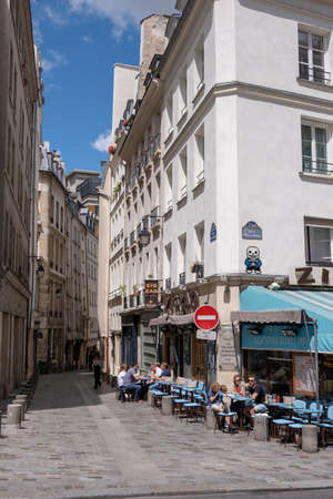 PARIS, FRANCE - JUNE 6, 2022: Tourists and Parisians enjoying a beautiful day on the streets of Paris after pandemic period.のeditorial素材