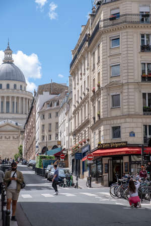PARIS, FRANCE - JUNE 6, 2022: Tourists and Parisians enjoying a beautiful day on the streets of Paris after pandemic period.のeditorial素材