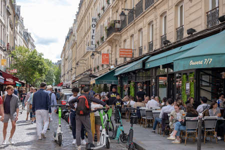 PARIS, FRANCE - JUNE 6, 2022: Tourists and Parisians enjoying a beautiful day on the streets of Paris after pandemic period.のeditorial素材