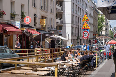 PARIS, FRANCE - JUNE 6, 2022: Tourists and Parisians enjoying a beautiful day on the streets of Paris after pandemic period.のeditorial素材