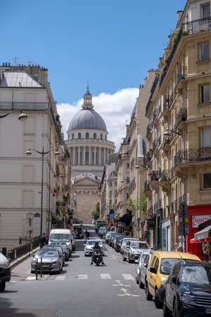PARIS, FRANCE - JUNE 6, 2022: Tourists and Parisians enjoying a beautiful day on the streets of Paris after pandemic period.のeditorial素材