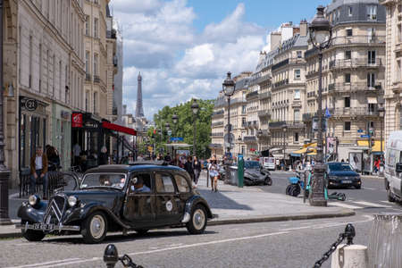 PARIS, FRANCE - JUNE 6, 2022: Tourists and Parisians enjoying a beautiful day on the streets of Paris after pandemic period.のeditorial素材