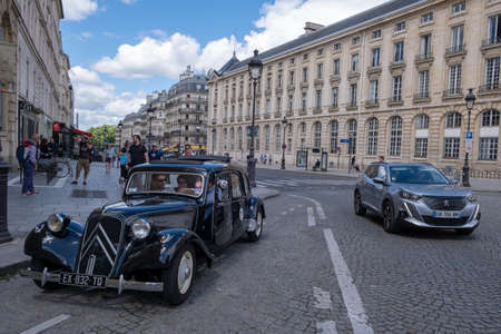 PARIS, FRANCE - JUNE 6, 2022: Tourists and Parisians enjoying a beautiful day on the streets of Paris after pandemic period.のeditorial素材