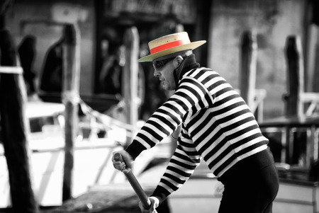 Gondolier dressed in traditional dress with the Hut with ribbon in Veniceのeditorial素材