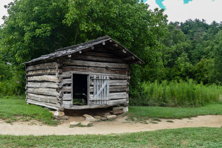 CADES COVE-AUGUST 9: 18th century pioneer barn in the Cades Cove area of the Great Smoky Mountains National Park in Cades Cove, Tennessee, USA on August 9, 2016.のeditorial素材