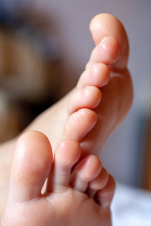 young girls toes are healthy and beautiful. Well-groomed toes. Concept for medical articles and ointments - the image of the toes and feet. Image of legs with space for inscriptions and advertising.の写真素材