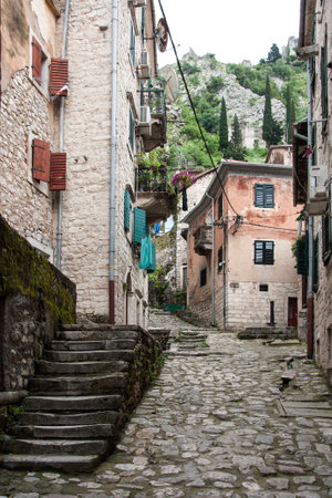 KOTOR, MONTENEGRO, MAY 15, 2010 - Narrow street  in old UNESCO town of Kotorのeditorial素材