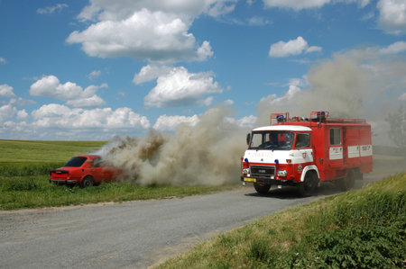 JESOV, CZECH REPUBLIC, JUNE 29, 2008 - Exercise firemen, demonstration of fire extinguishing of carのeditorial素材
