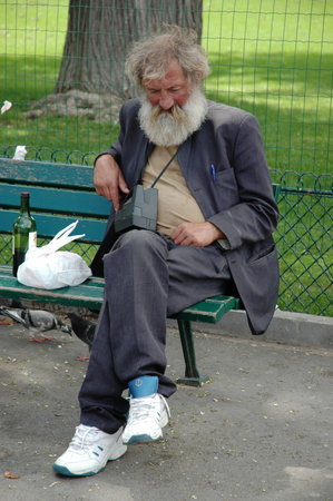 PARIS, FRANCE, SEPTEMBER 17, 2006 - Unknown tired traveler sitting on the benchのeditorial素材