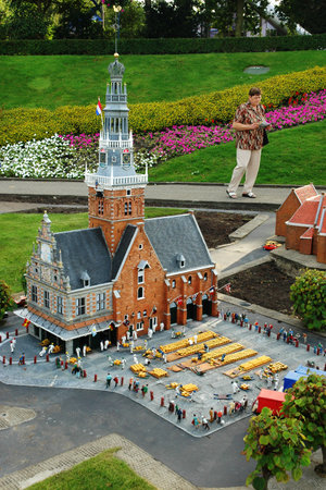 THE HAGUE, HOLLAND, SEPTEMBER 02, 2005 - An unidentified woman in the Madurodam, open air museumのeditorial素材