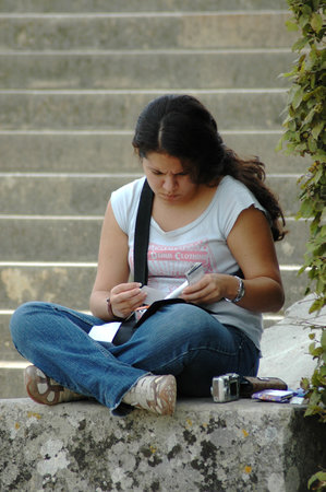 VERSAILLES FRANCE AUGUST 19 2006 Young tourist sitting on the stairs in the castle gardenのeditorial素材