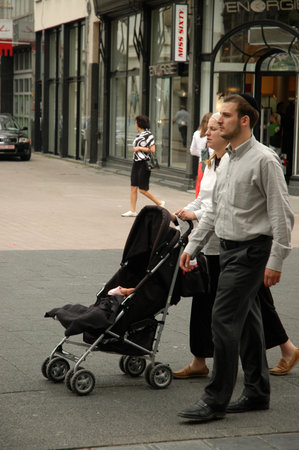ANTWERP, BELGIUM - SEPTEMBER 01, 2005: Jewish family walking down the streetのeditorial素材
